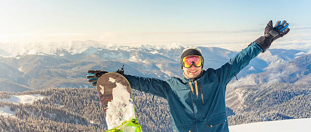 sport uomo in snowy mountains - snowbord foto e immagini stock