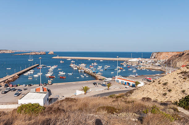 vista del vecchio porto di sagres con le tradizionali imbarcazioni da pesca - sagres foto e immagini stock