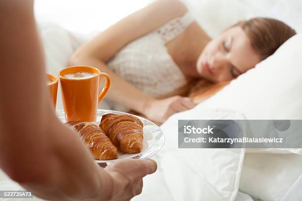 Sorpresa Desayuno Para Dormir Mujer Foto de stock y más banco de imágenes de Acogedor - Acogedor, Adulto, Adulto joven