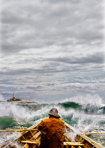 velho homem e o mar em um navio - lighthouse beacon sailing storm - fotografias e filmes do acervo