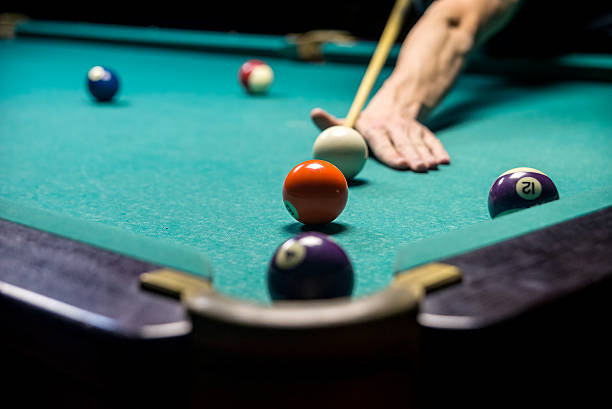 homme jouant au billard - billard photos et images de collection