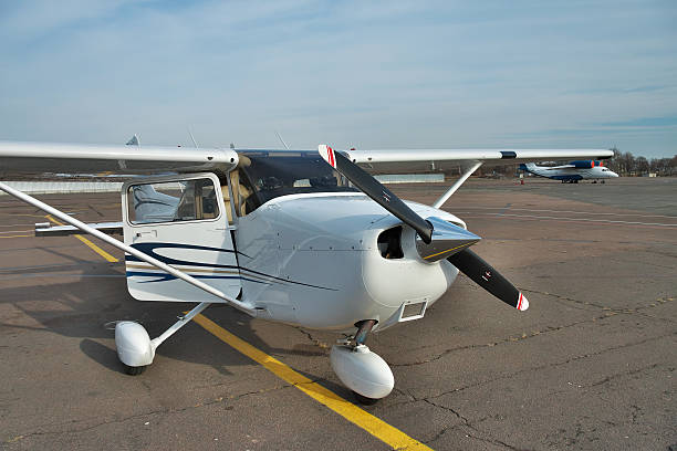 cessna 172 skyhawk - small airport cessna airplane photos et images de collection