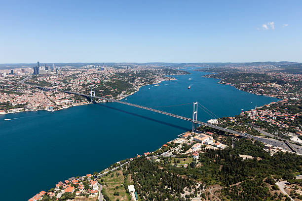vista aérea de istambul cidade - aerial view bosphorus bridge bosphorus bridge - fotografias e filmes do acervo