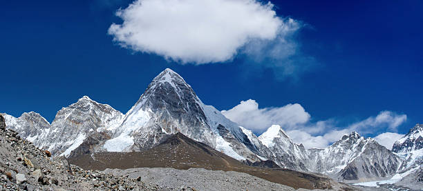 himalayas.  monte pumori pumo (-).  nepal - mt pumori fotografías e imágenes de stock