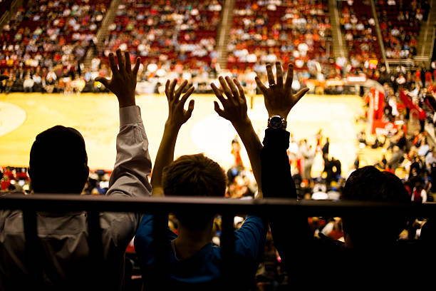 grande folla di persone di partecipare a un evento sportivo.  stadium.  campo da basket. - sports event applauding cheering group of people foto e immagini stock