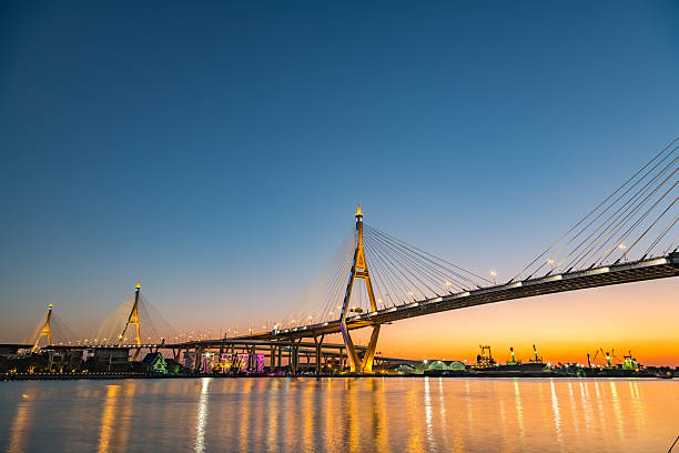 bhumibol ponte ao anoitecer - bridge bangkok suspension bridge river - fotografias e filmes do acervo