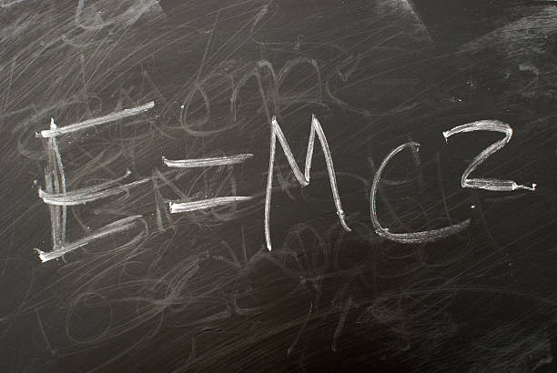 e = mc2 - formula blackboard complexity scientist fotografías e imágenes de stock