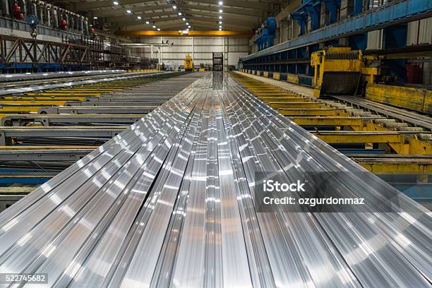 Aluminiumlinien Auf Förderband In Der Fabrik Stockfoto und mehr Bilder von Aluminium - Aluminium, Aluminiumfabrik, Kommerzielle Herstellung