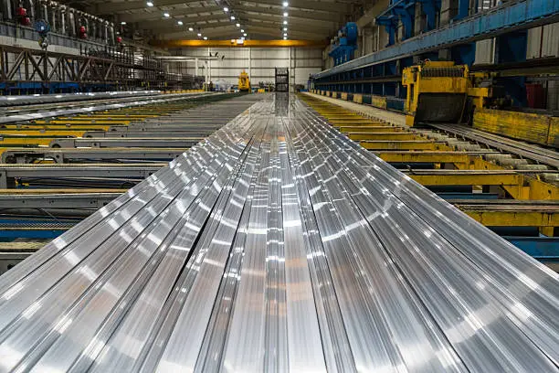 Aluminum lines on a conveyor belt in a factory.