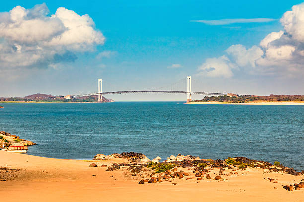 rzeka orinoko plaża i angostura most w ciudad bolívar w wenezueli - orinoco river zdjęcia i obrazy z banku zdjęć