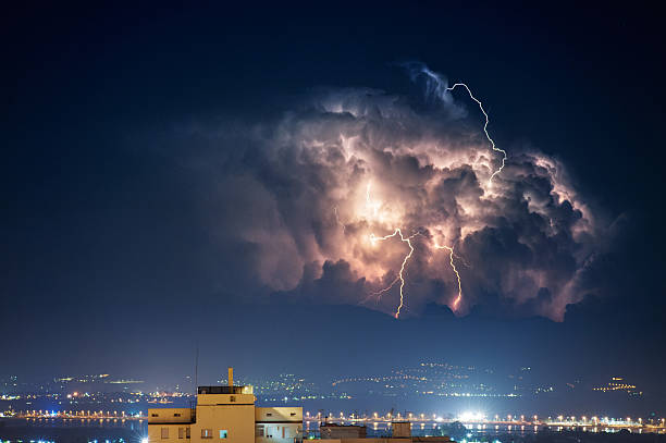 électrique tempête sur la ville, de nuit - lightning thunderstorm storm city photos et images de collection