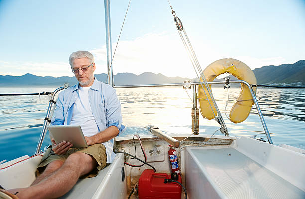 태블릿 컴퓨터의 배죠 - sailboat sea retirement adventure 뉴스 사진 이미지