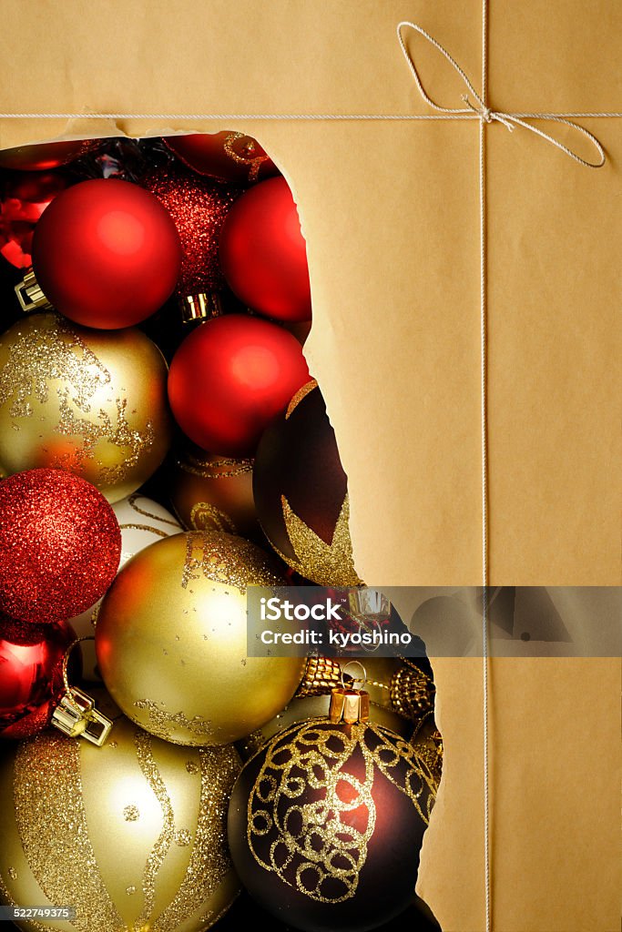 破れている茶色の紙パッケージアゲインストクリスマスボール - お祝いのロイヤリティフリーストックフォト