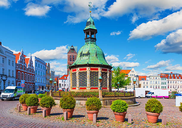 place du marché de la vieille ville de wismar, en allemagne - famous place germany town summer photos et images de collection