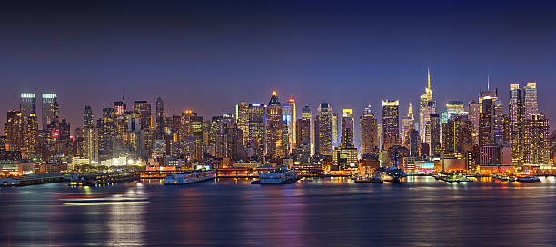 vista panorámica de manhattan por la noche - new york city new york state manhattan night fotografías e imágenes de stock