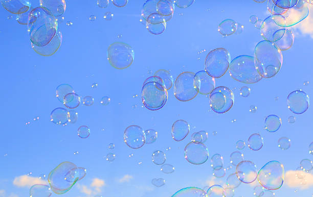 изящные мыльные пузыри плавающие в голубое небо - vibrant color clear sky reflection summer стоковые фото и изображения