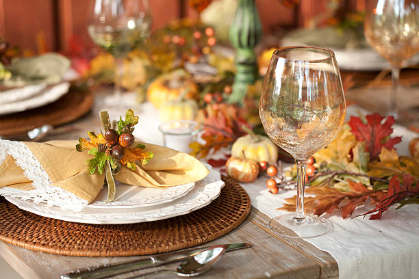 outono mesa de jantar pôr a definição no antigo quadro de madeira rústico - autumn table setting flower imagens e fotografias de stock