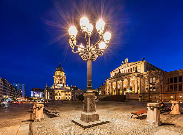 берлин, площадь жандарменмаркт - berlin germany gendarmenmarkt schauspielhaus germany стоковые фото и изображения