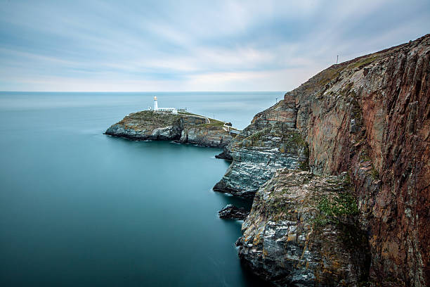 hollyhead faro - antenae fotografías e imágenes de stock