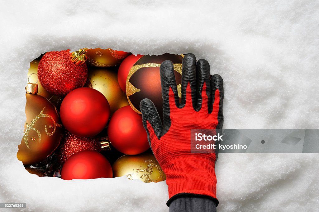 手からウインドウを削除して、雪のクリスマスボール - お祝いのロイヤリティフリーストックフォト