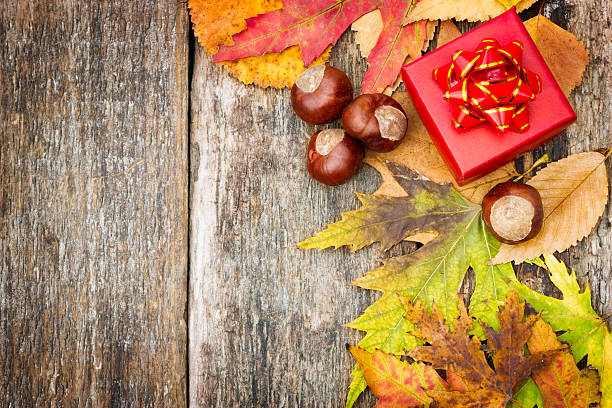 秋の背景に赤のギフトボックス