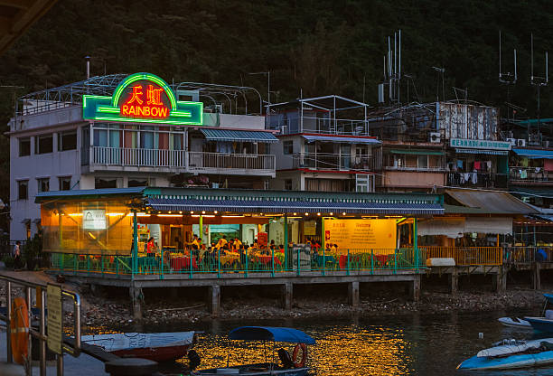 china-restaurante à beira-mar na ilha lamma, hong kong - lamma island imagens e fotografias de stock