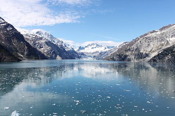istock Broken Ice and Mountains in Alaska 522776014
