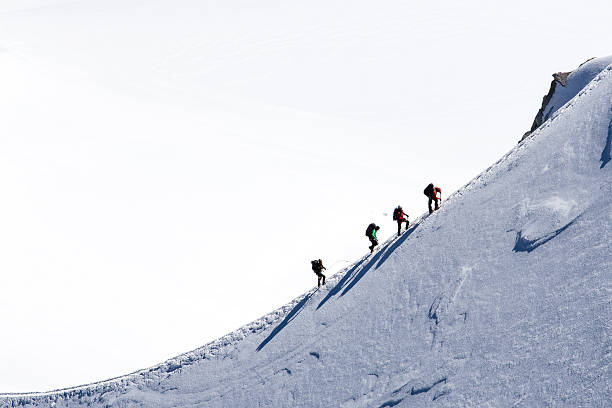 alpinista no caminho para o topo do monte branco. - courmayeur european alps mont blanc mountain - fotografias e filmes do acervo