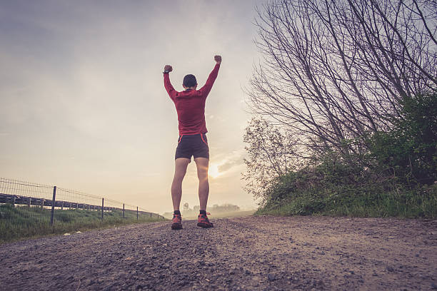 uomo che corre nel paese nel mattino presto - vogue 40th foto e immagini stock