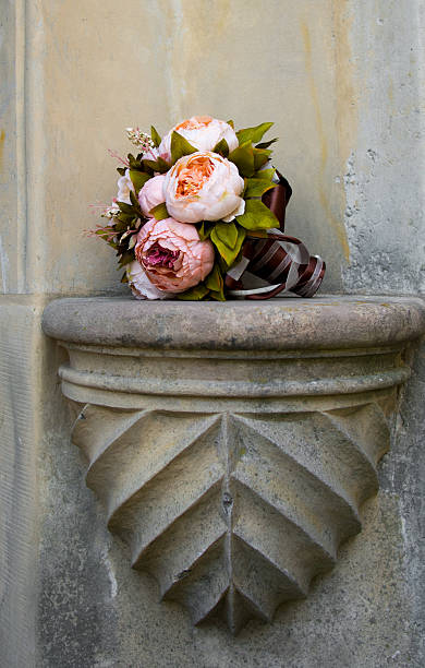 bouquet de la mariée coloré avec pivoines - bouquet wedding bride flower photos et images de collection