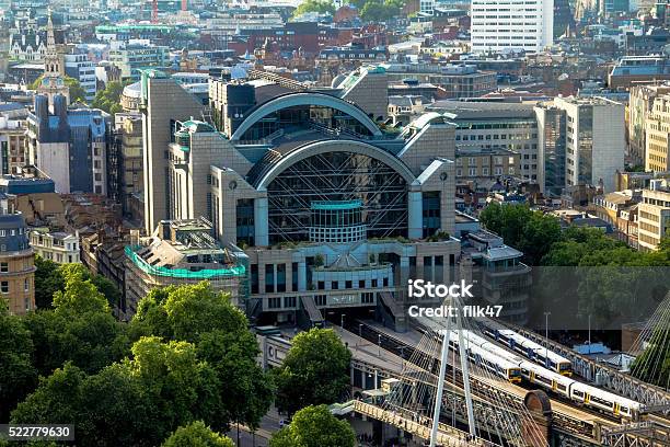 Stazione Di Charing Croce A Ponte Sul Tamigi Londra Regno Unito - Fotografie stock e altre immagini di Ambientazione esterna