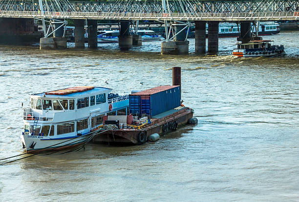 haugerford мост через темзу и туристических лодками. лондон, великобритания - thames river стоковые фото и изображения