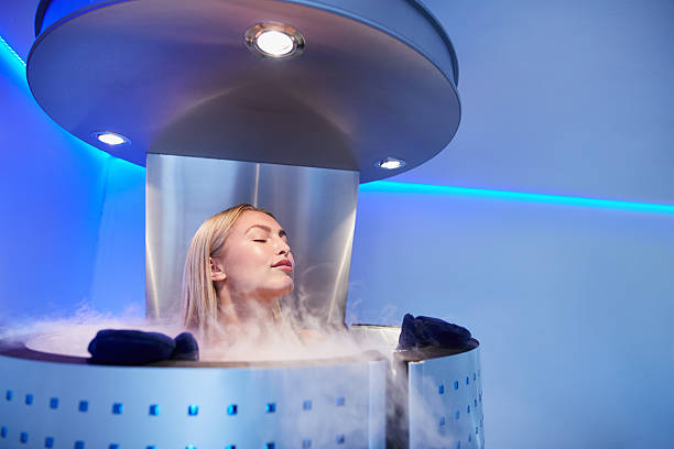 jovem mulher em uma sauna cryo corpo inteiro - banho terapêutico imagens e fotografias de stock