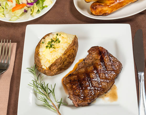 サーロインステーキのグリル、夕食 - sirloin steak baked potato beef gourmet ストックフォトと画像