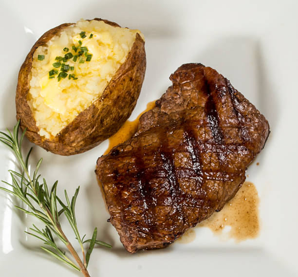 サーロインステーキのグリル - sirloin steak baked potato beef gourmet ストックフォトと画像