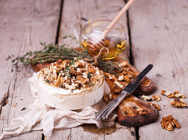 cocido camembert con la miel - pine nut nut bowl curve fotografías e imágenes de stock