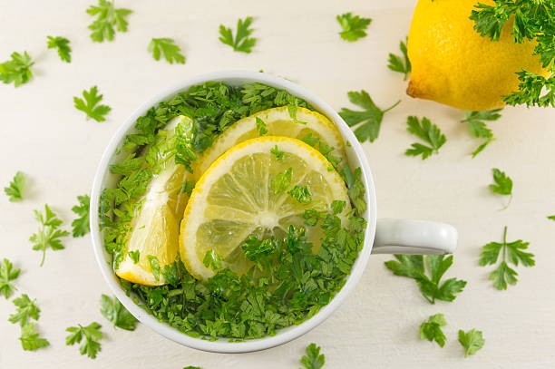 acqua con prezzemolo e limone - hot drink alcohol green glass foto e immagini stock
