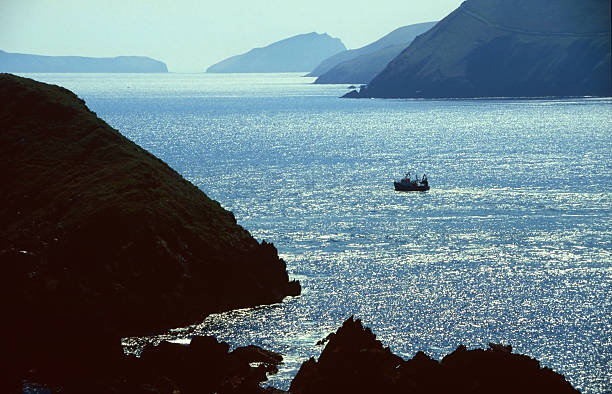 barca da pesca nella baia - kerry coast foto e immagini stock