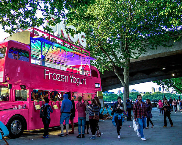 неидентифицированные туристов приобретаете йогурты на специальный автобус в замороженном виде - thames river стоковые фото и изображения