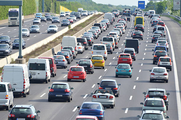 tráfico en carretera de contratuerca - traffic jam traffic car commuter fotografías e imágenes de stock