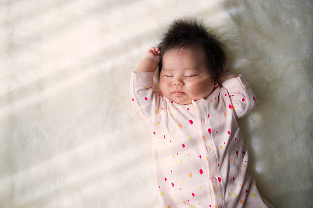 ベビーガールベッドルームでおくつろぎください。 - sleeping baby ストックフォトと画像