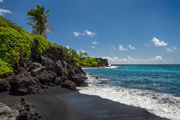 parque estatal de waianapanapa, negro la playa de arena. maui, hawai - hana fotografías e imágenes de stock