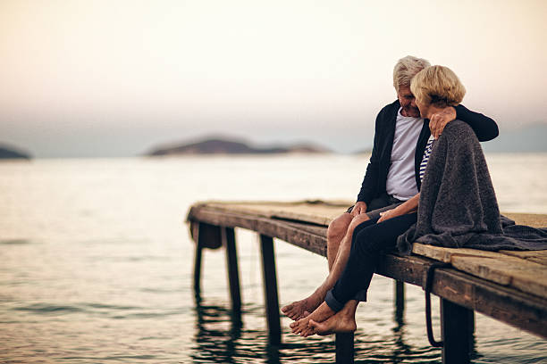 loving sênior casal desfrutando a vida juntos - píer - fotografias e filmes do acervo