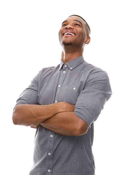 афро-американский мужчина смеяться с скрестив руки - men african descent looking up smart casual стоковые фото и изображения