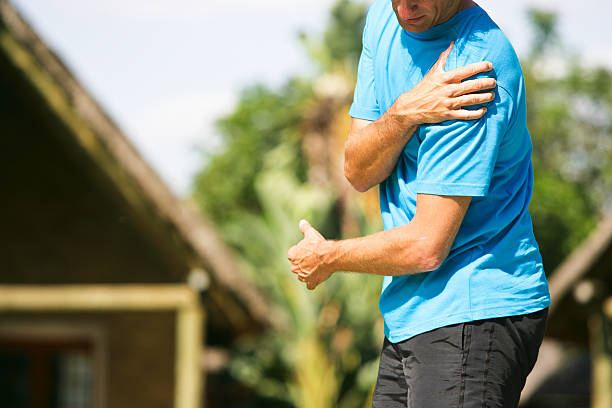 grave dolor de hombro - rotator cuff fotografías e imágenes de stock