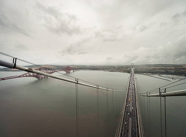 forth bridge aus spitze des nordturm road bridge - firth of forth rail bridge bridge edinburgh europe stock-fotos und bilder