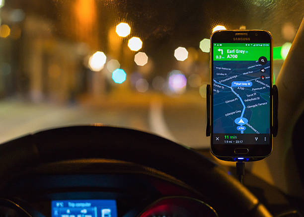 utilizar smartphone navegação por satélite à noite durante a condução instruções. - car dashboard night driving imagens e fotografias de stock