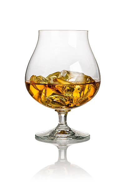 verre de cognac sur fond blanc - brandy balloon photos et images de collection