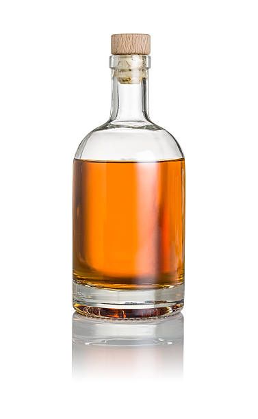 bouteille de whisky sur un fond blanc - amber bottle photos et images de collection