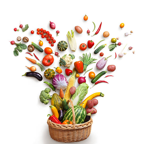 comida saludable en la cesta. - fruits and vegetables fotografías e imágenes de stock